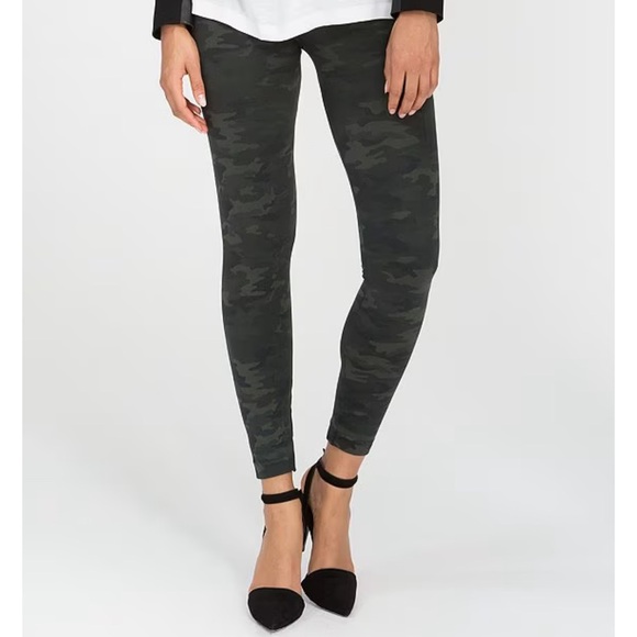 NWT SPANX Look at Me Now Seamless High-Waisted Camo Leggings Green Women’s sz M - Picture 2 of 9